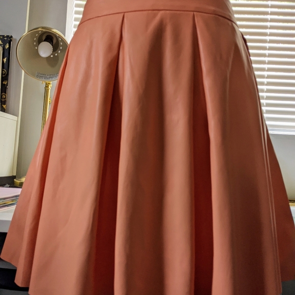 Super cute vegan leather skirt in XS! EUC - Picture 4 of 5